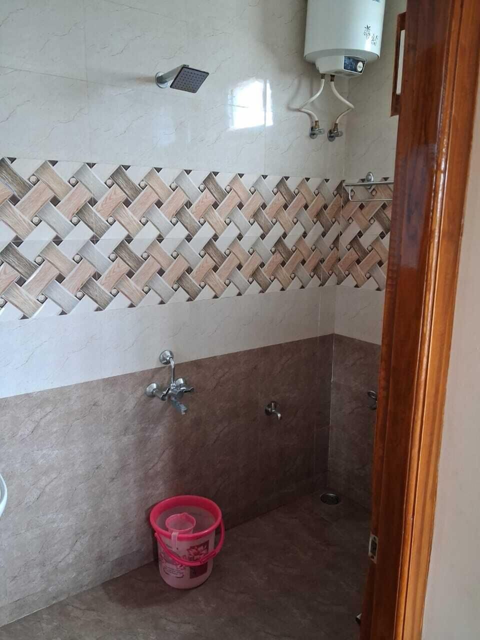 Deluxe Apartment | Bathroom | Shower, towels, soap, shampoo