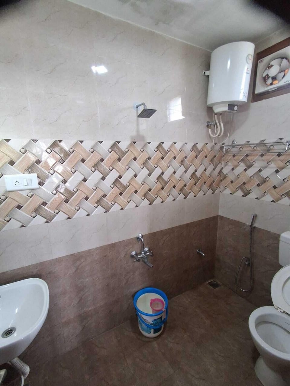 Shower, towels, soap, shampoo