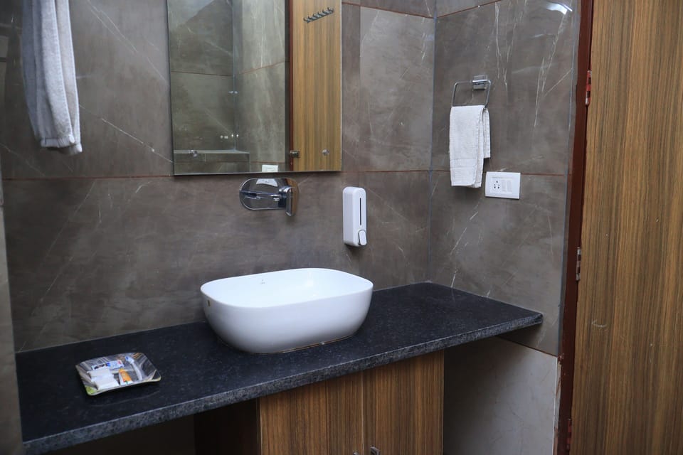 Deluxe Room | Bathroom | Shower, rainfall showerhead, free toiletries, towels
