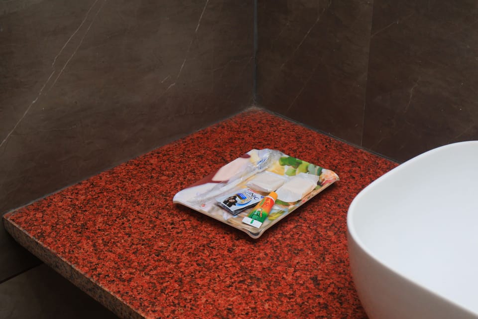 Superior Room | Bathroom | Shower, rainfall showerhead, free toiletries, towels