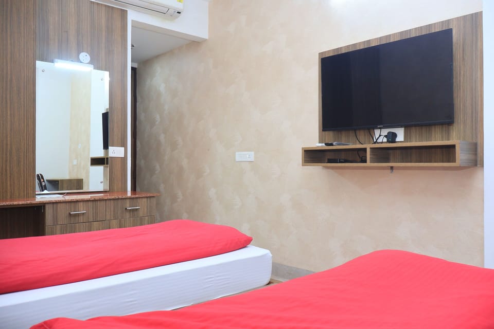 Deluxe Room | Egyptian cotton sheets, premium bedding, memory foam beds, desk