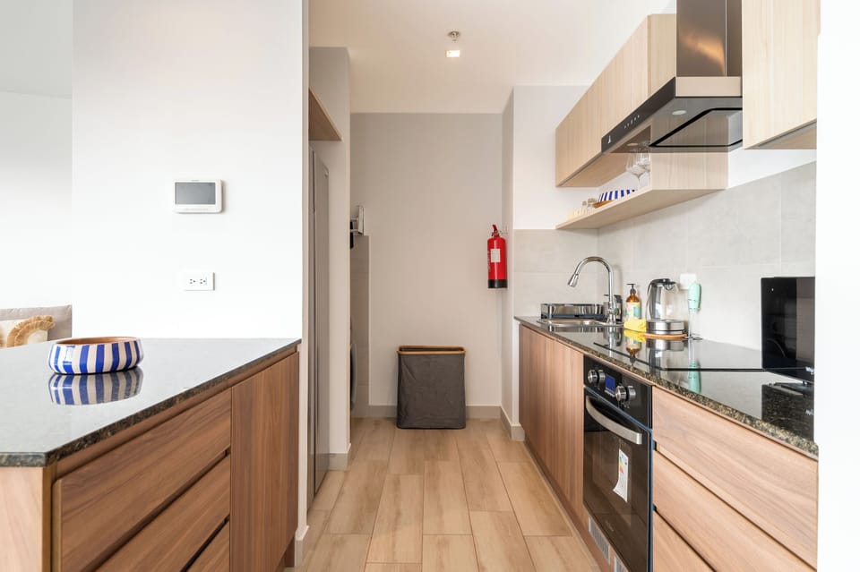 Deluxe Apartment, Hill View | Private kitchen | Stovetop, cookware/dishes/utensils