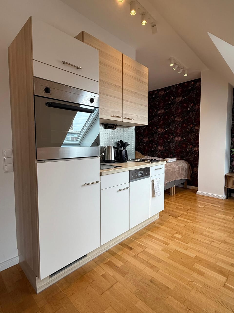 Basic Apartment | Private kitchen | Fridge, oven, stovetop, dishwasher
