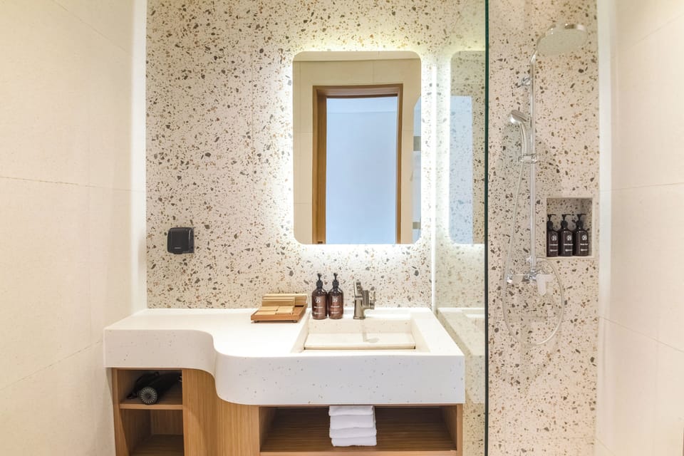 Superior Double Room, City View | Bathroom | Shower, free toiletries, hair dryer, towels