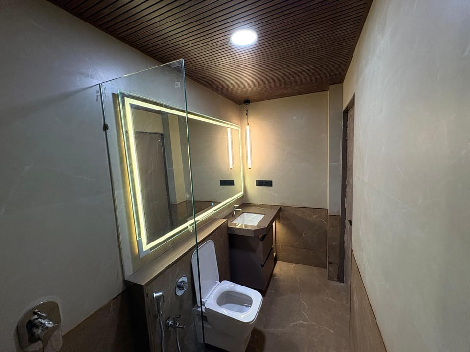Superior Double Room, Pool View | Bathroom | Free toiletries, towels, soap, shampoo