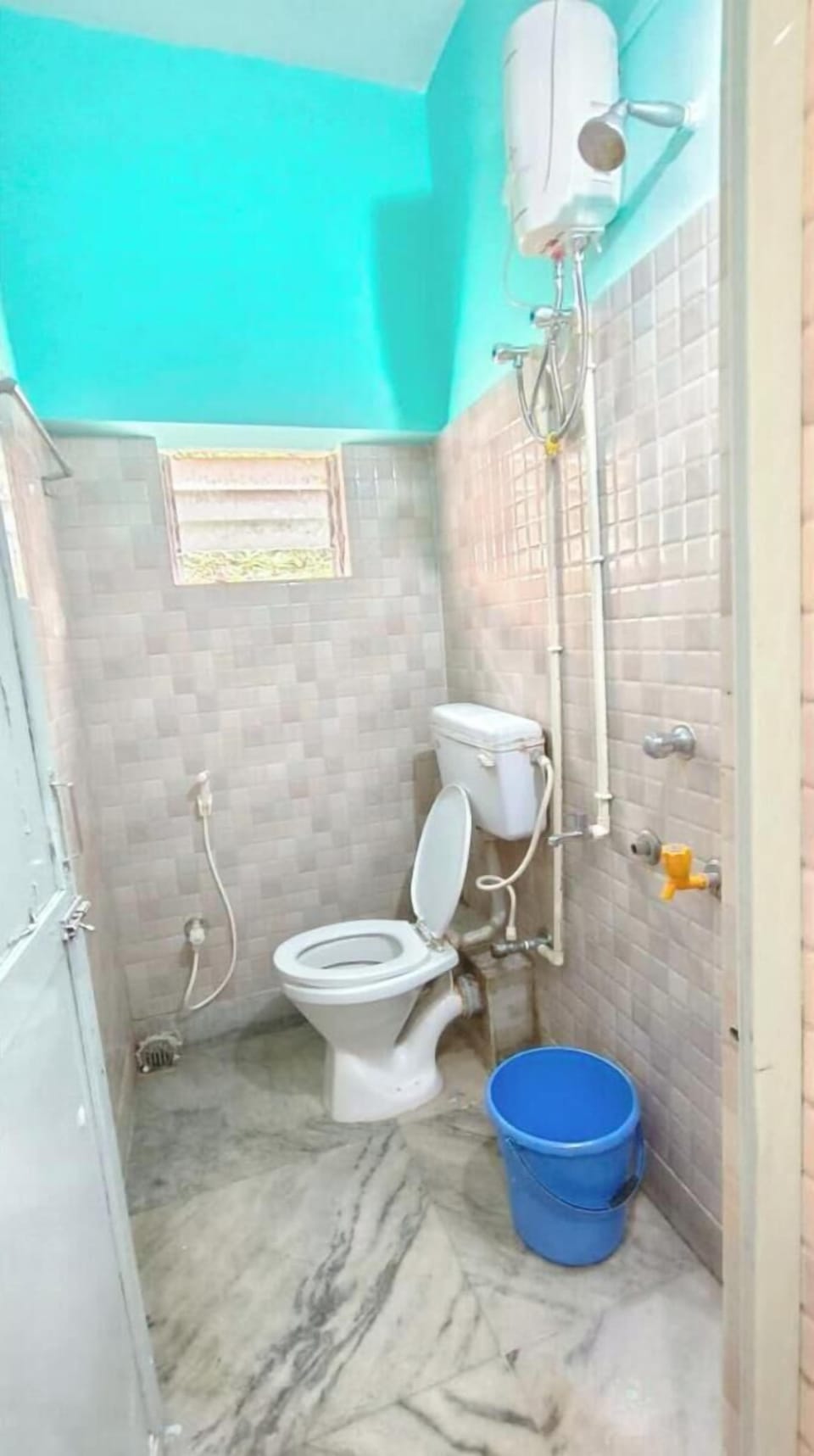 Family Room | Bathroom | Shower, free toiletries, towels, soap