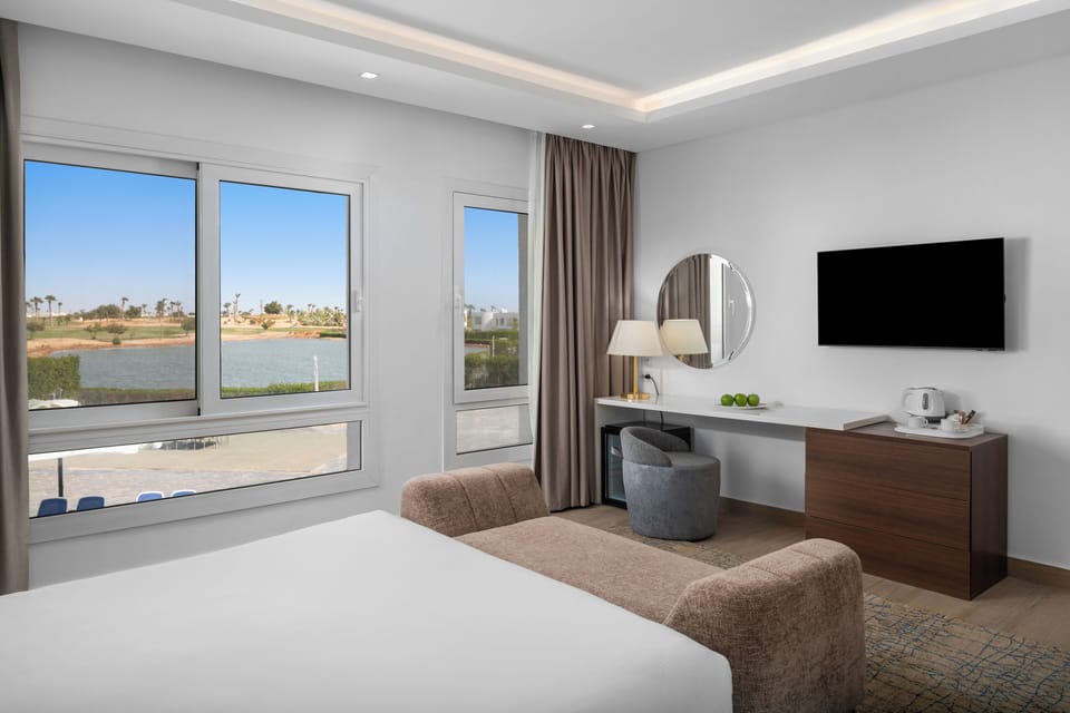 Presidential Villa | Minibar, in-room safe, desk, soundproofing