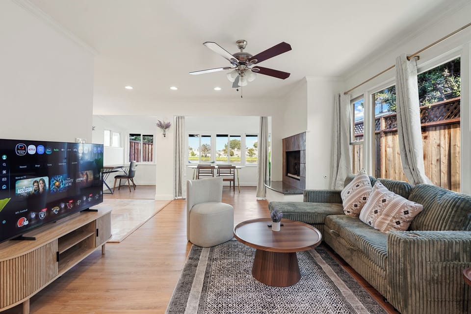 House, 2 Bedrooms, Patio, Lake View | Living area