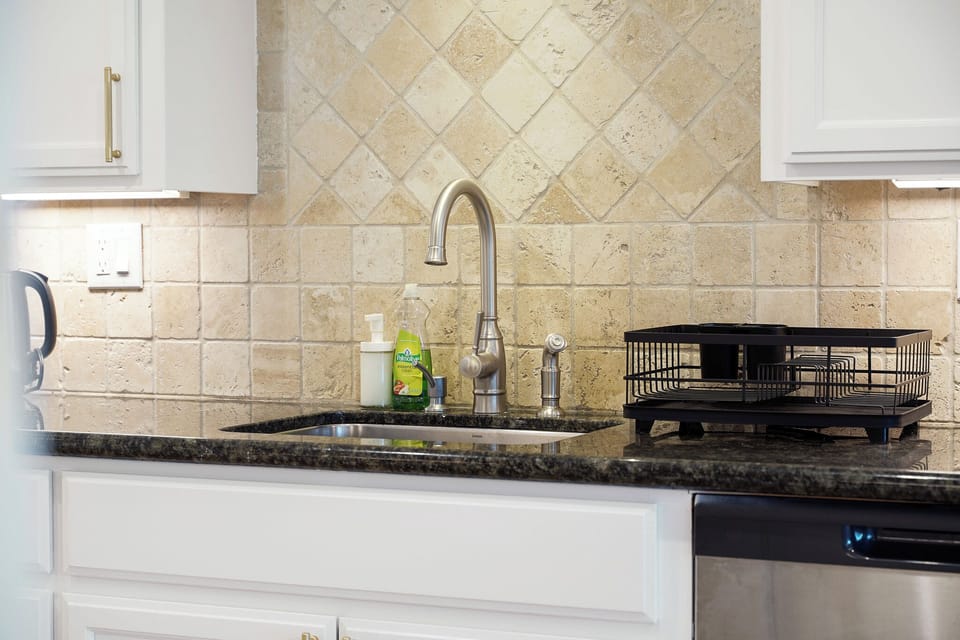 House, 2 Bedrooms, Patio, Lake View | Private kitchen