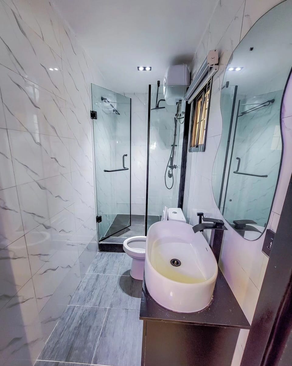 Deluxe Room, Balcony, City View | Bathroom | Free toiletries, towels, soap, shampoo