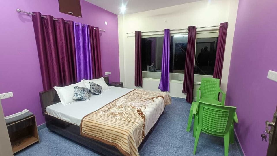Deluxe Room | Laptop workspace, rollaway beds, free WiFi, bed sheets