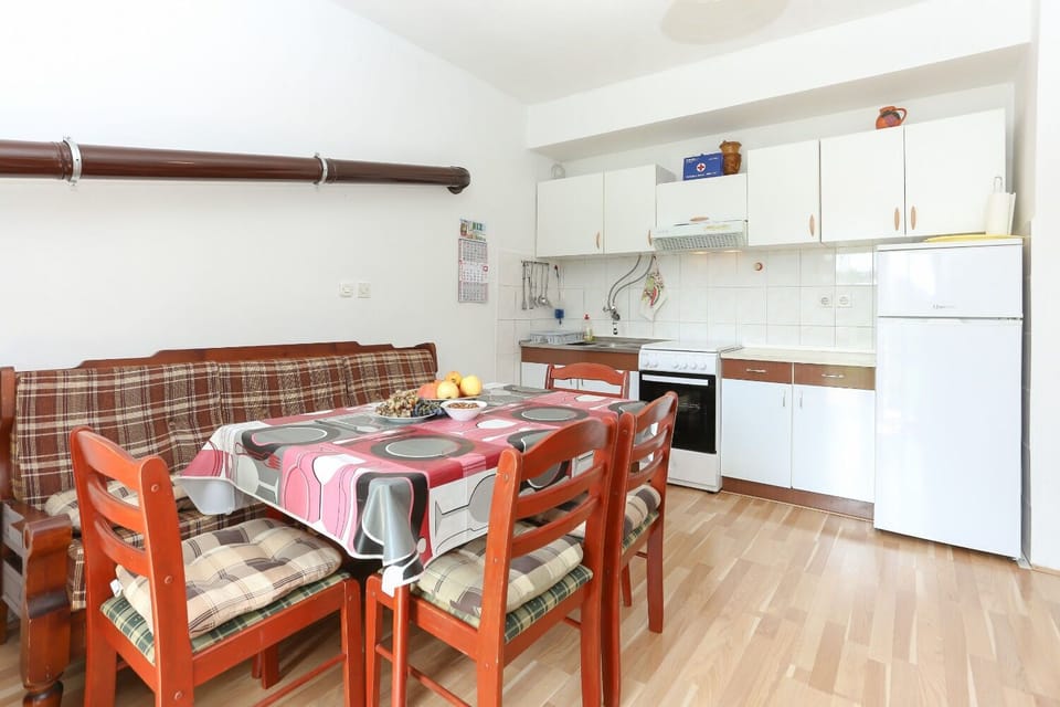 House | Private kitchen | Fridge, microwave, oven, stovetop