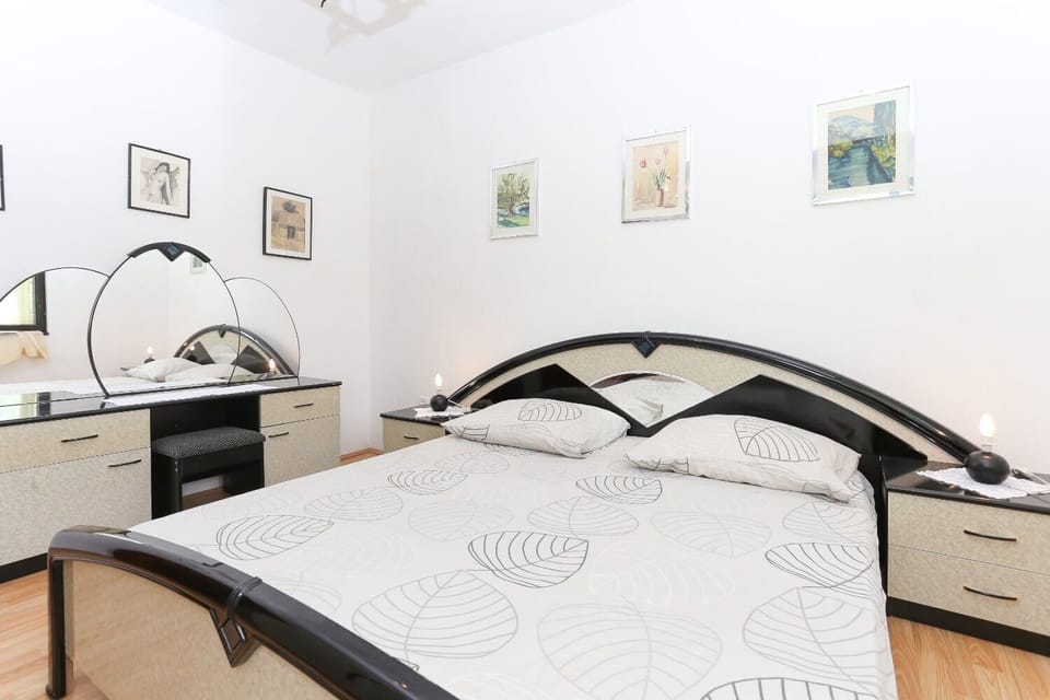 House | Iron/ironing board, free WiFi