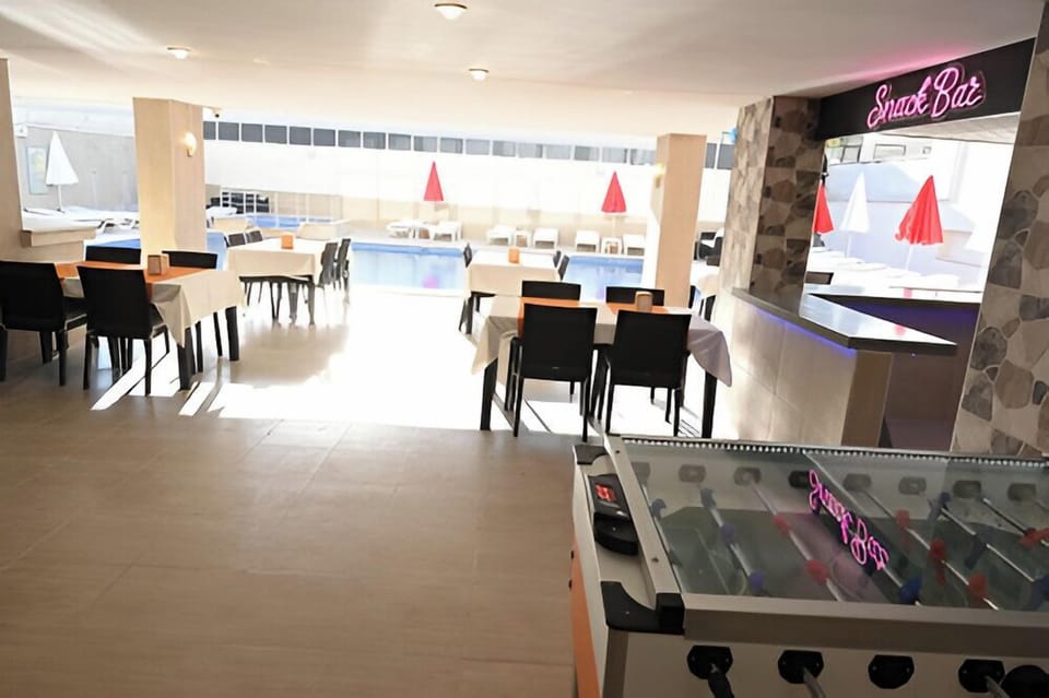 Swim-up bar