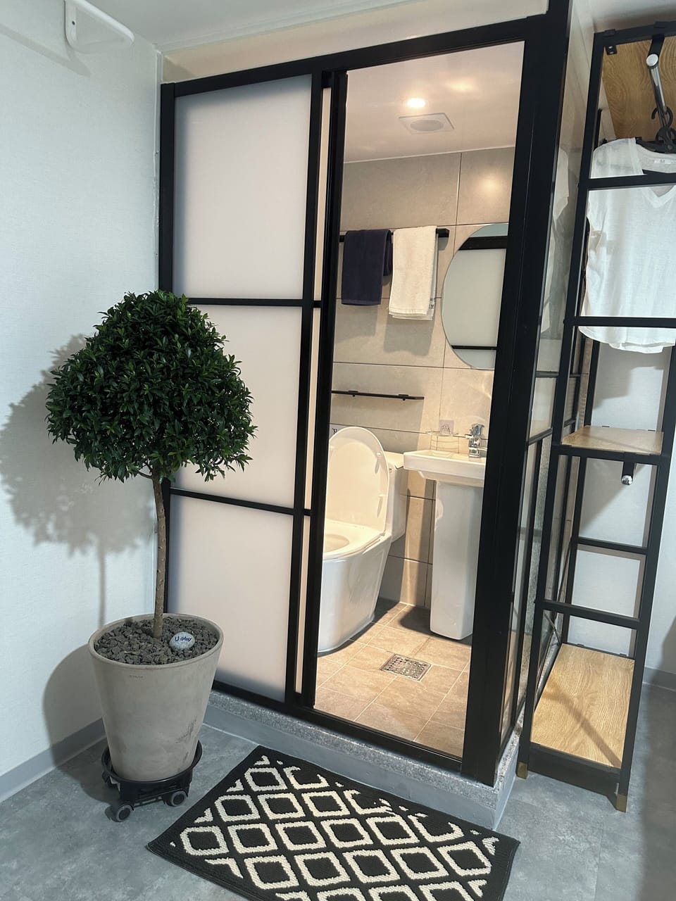 Basic Double Room | Bathroom | Shower, hair dryer, towels, shampoo