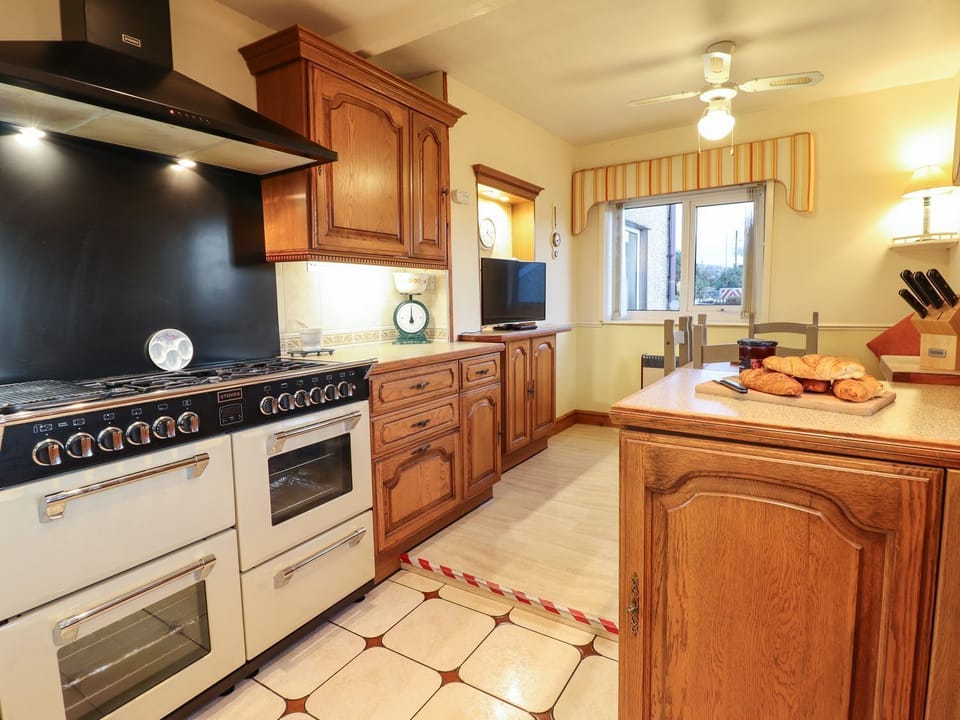 Fridge, microwave, dishwasher, cookware/dishes/utensils