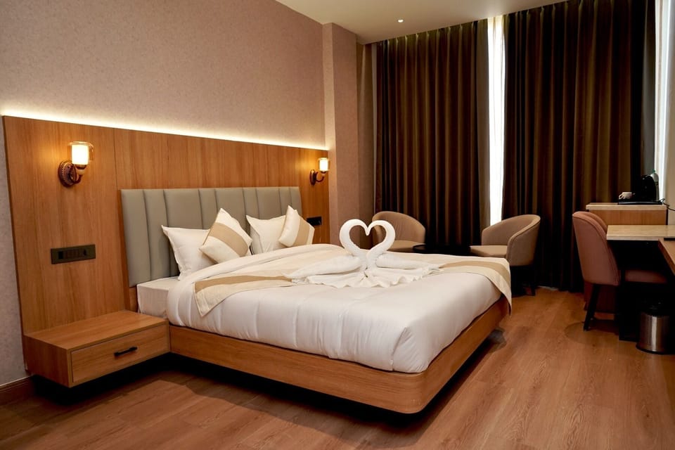 Suite | Desk, laptop workspace, free WiFi