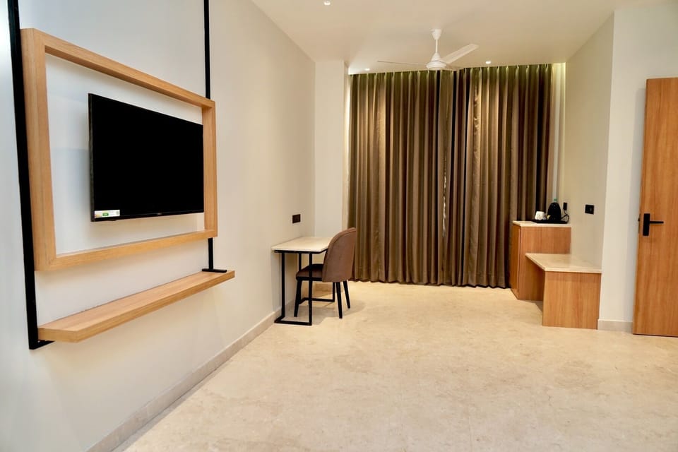 Suite | Desk, laptop workspace, free WiFi