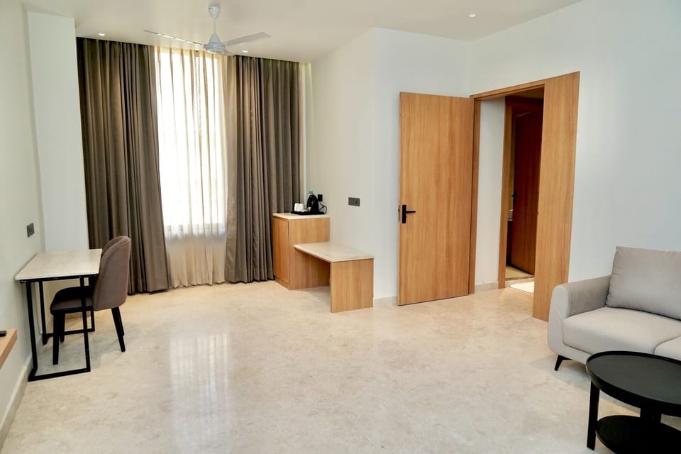 Suite | Desk, laptop workspace, free WiFi