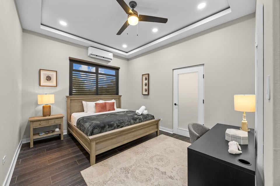 Classic Queen | In-room safe, iron/ironing board, WiFi (free)