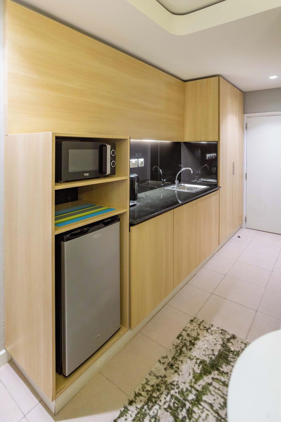 Studio | Private kitchen | Mini-fridge, microwave, cookware/dishes/utensils