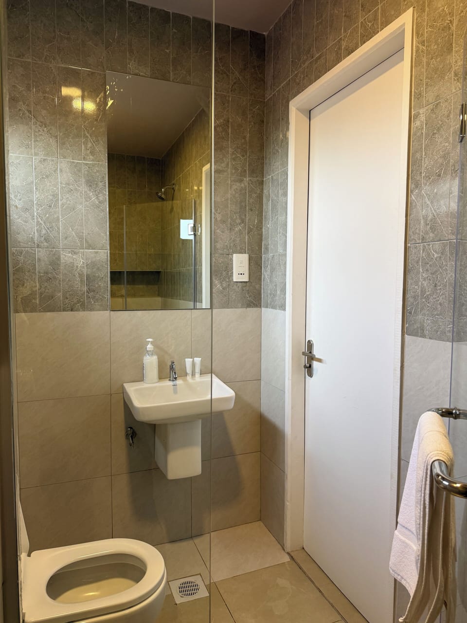 Suite | Bathroom | Shower, free toiletries, towels, soap