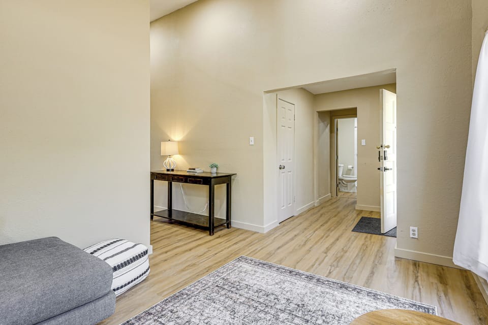 3 Mi to Dtwn Temple: Group-ready Home w/ Yard Cottage in Temple
