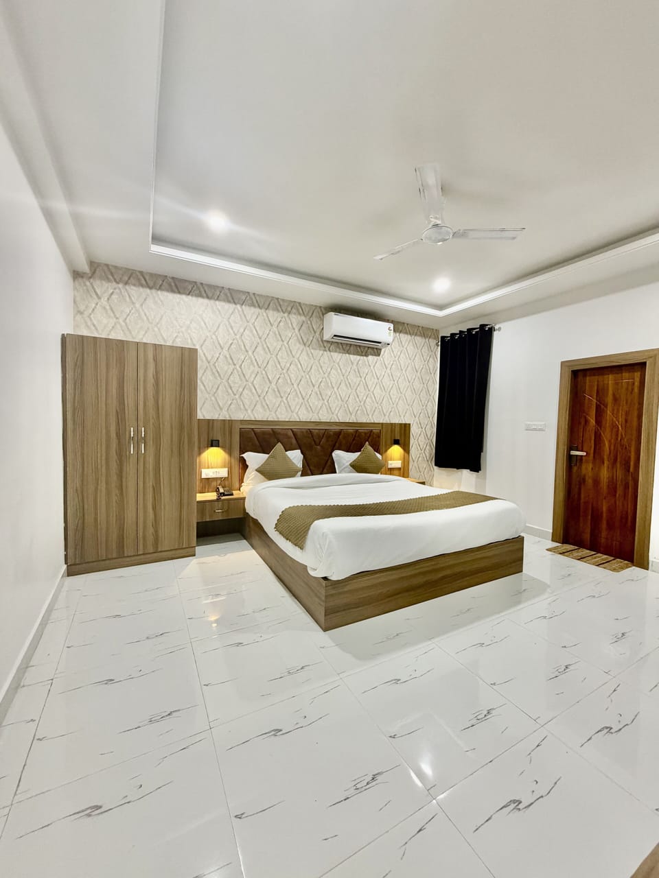 Deluxe Room, 1 King Bed, Balcony | Premium bedding, desk, laptop workspace, iron/ironing board