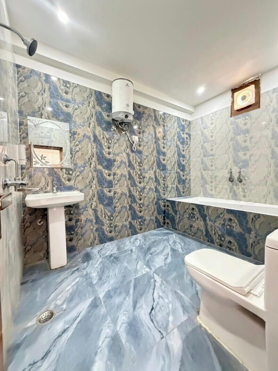 Deluxe Room, 1 King Bed, Bathtub | Bathroom | Shower, free toiletries, hair dryer, bidet