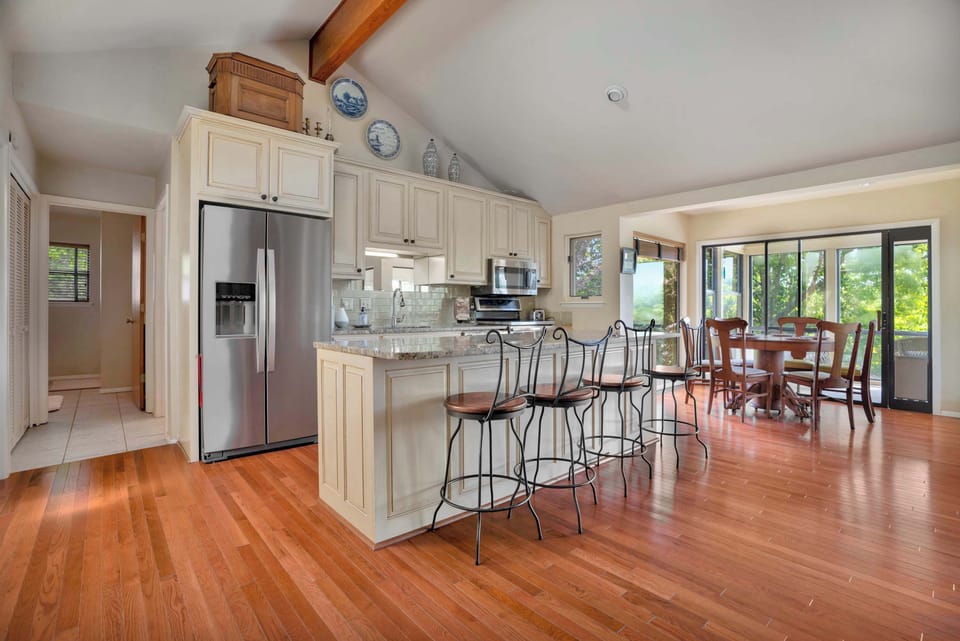Fully stocked kitchen with the essentials you'll need to whip up your favorite meals!