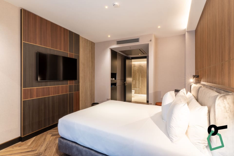Deluxe Double Room | Minibar, in-room safe, desk, cribs (free)