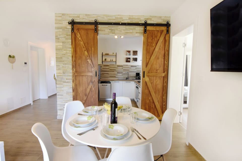 Apartment, 2 Bedrooms, Patio, Garden View | Dining room