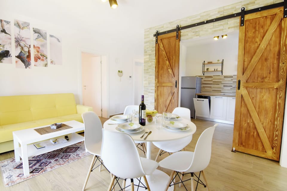 Apartment, 2 Bedrooms, Patio, Garden View | Dining room