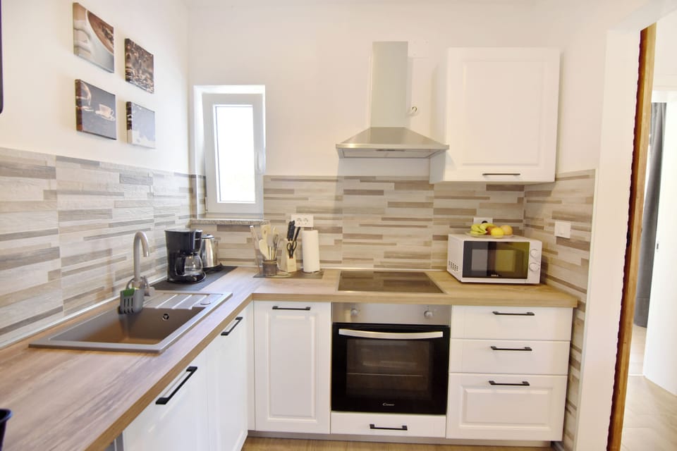 Apartment, 2 Bedrooms, Patio, Garden View | Interior