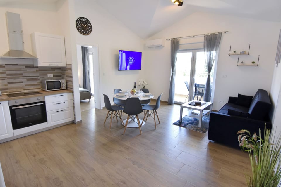 Apartment, 2 Bedrooms, Patio, Garden View | Living room