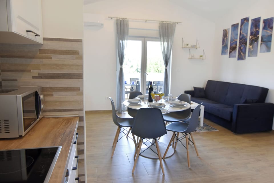 Apartment, 2 Bedrooms, Patio, Garden View | Living room