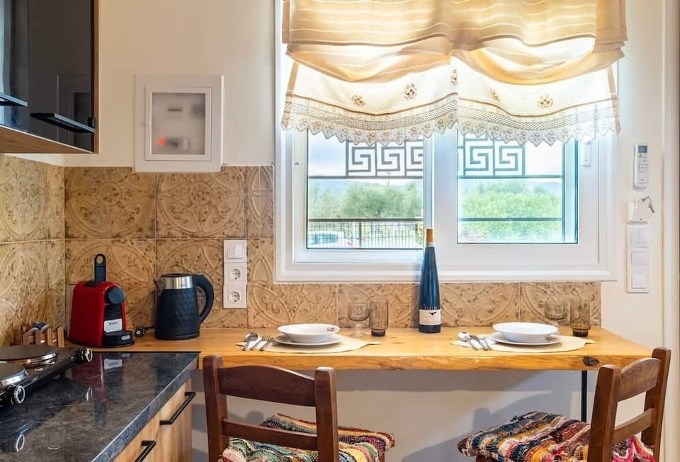 Dining corner with garden views and a welcoming atmosphere