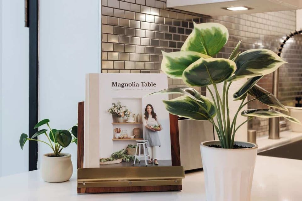 Be inspired by cookbooks or eat out with countless restaurants nearby