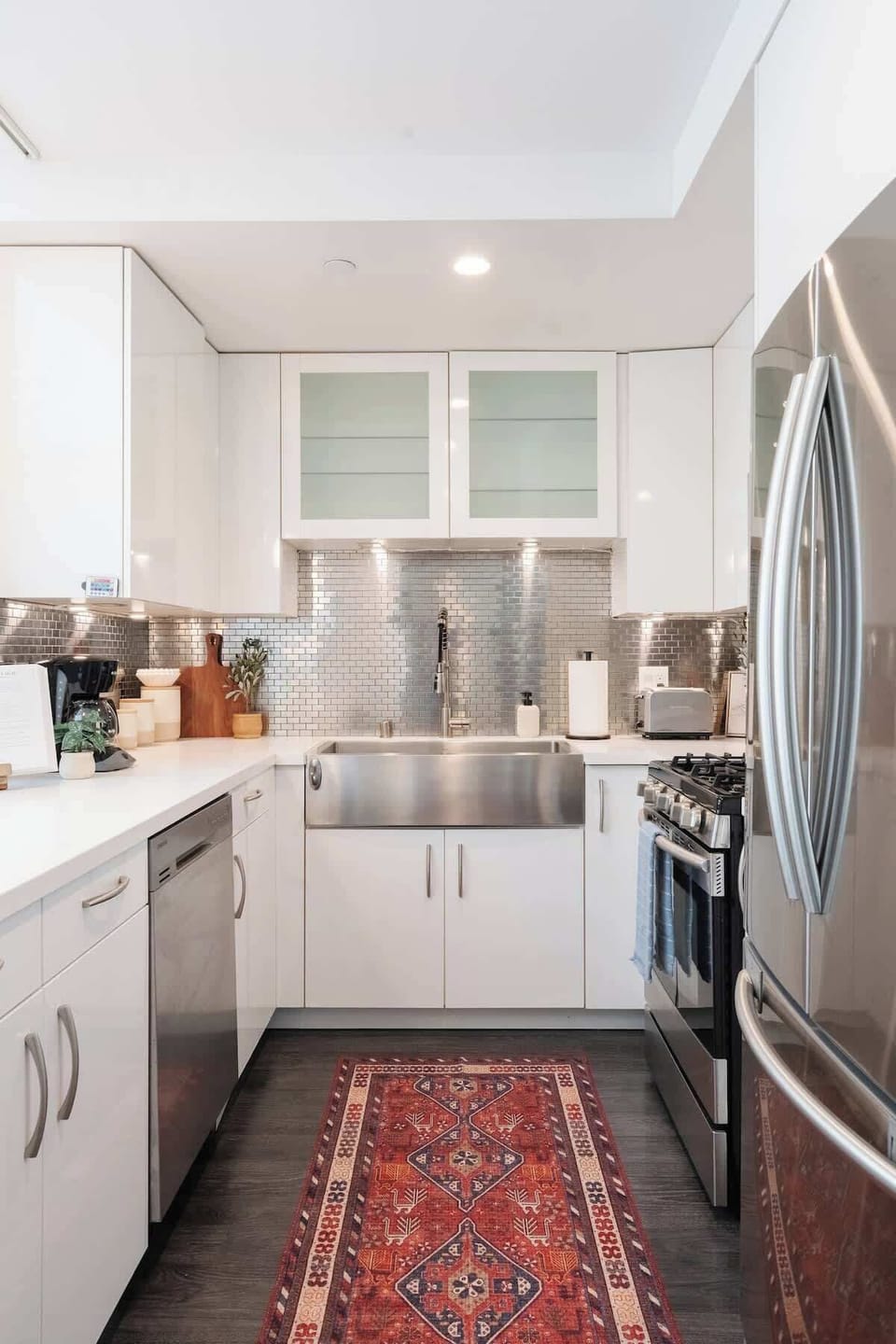 Make use of the chef-friendly appliances or eat out with restaurants right on your doorstep