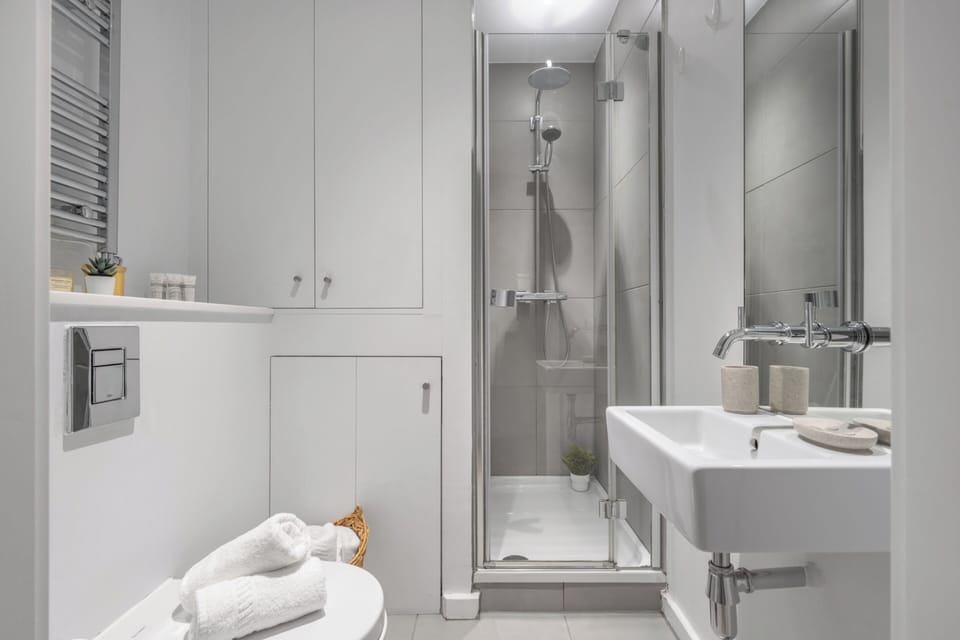 Chic 1BR Close to Tower & Thames Apartment in London