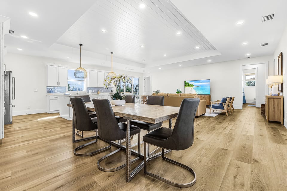 Dining area seating for 6