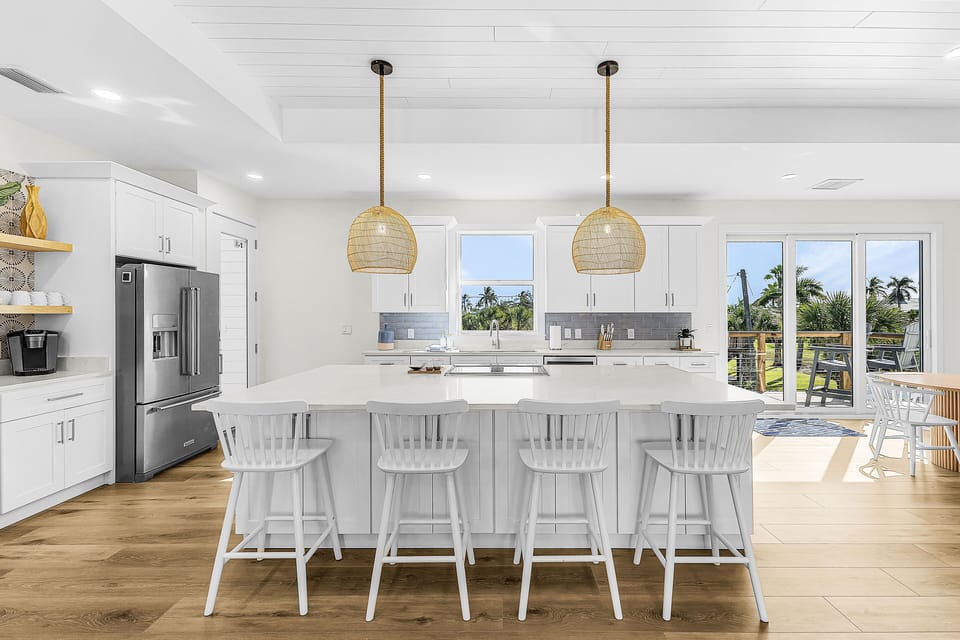 Kitchen, 4 counter area seating.