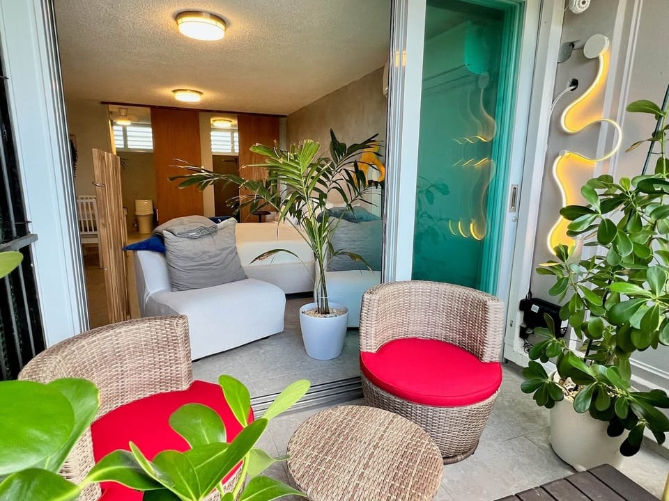 Thoughtfully designed coastal studio with a king bed and private balcony.Estudio costero cuidadosamente diseñado, con cama king y balcón privado.