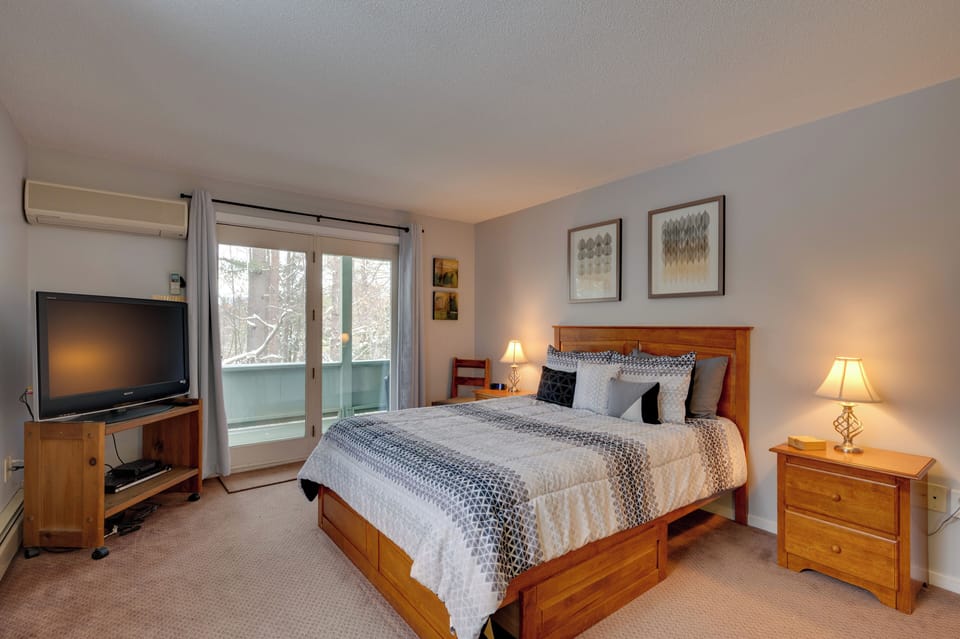 Bedroom 1 | Queen Bed | 1st Floor