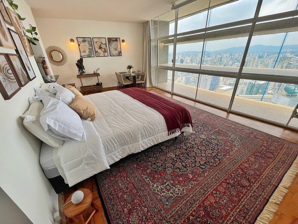 Cama king size em um apartamento que combina estilo, decoração e compisção pensada em cada detalhe