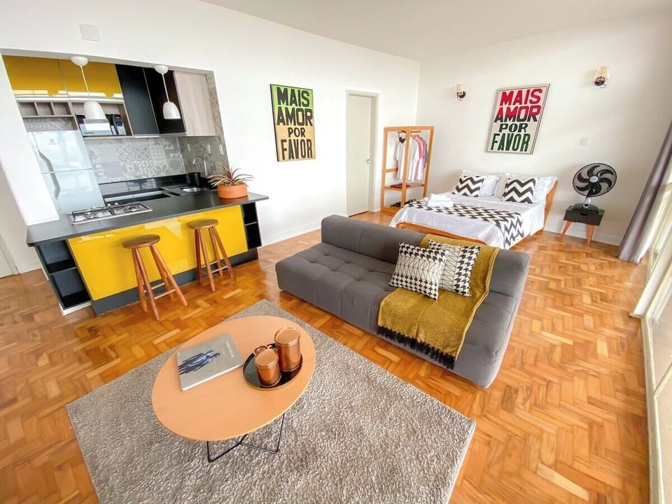 Ambiente amplo, espaços interligados e uma luz natural para fazer dessa a melhor hospedagem da sua vida.
