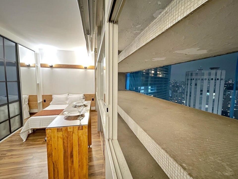 Visão do quarto e do brise soleil para a cidade