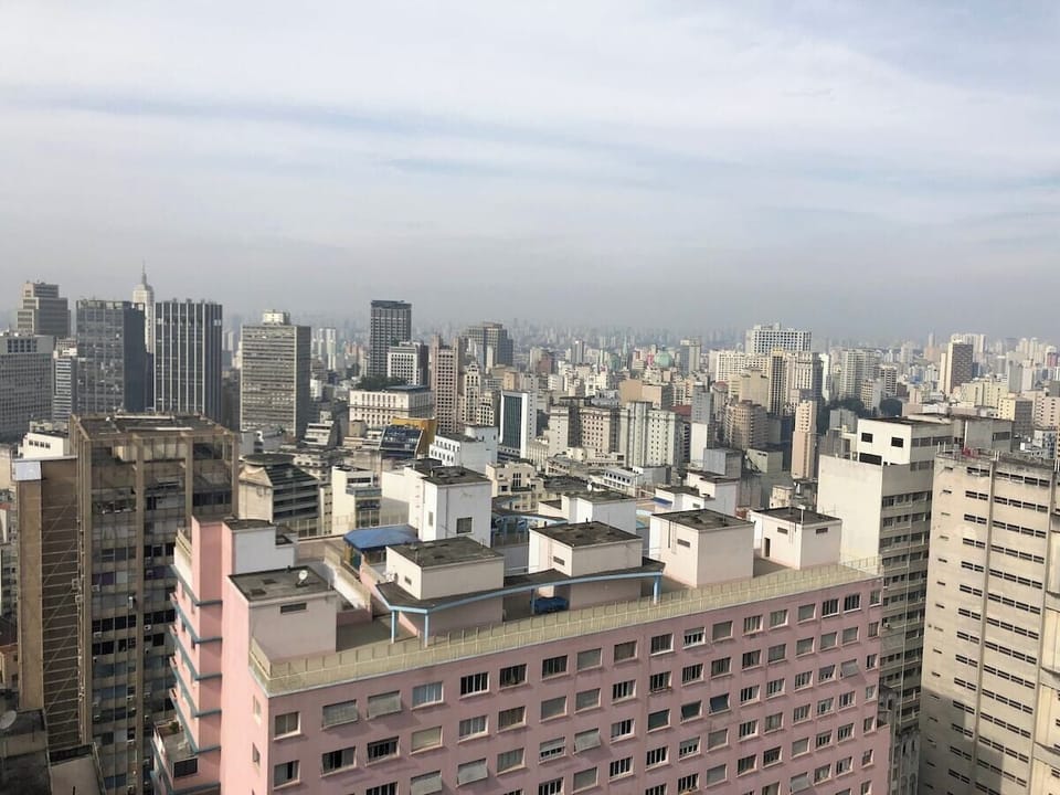 Apto voltado para o nascer do sol.