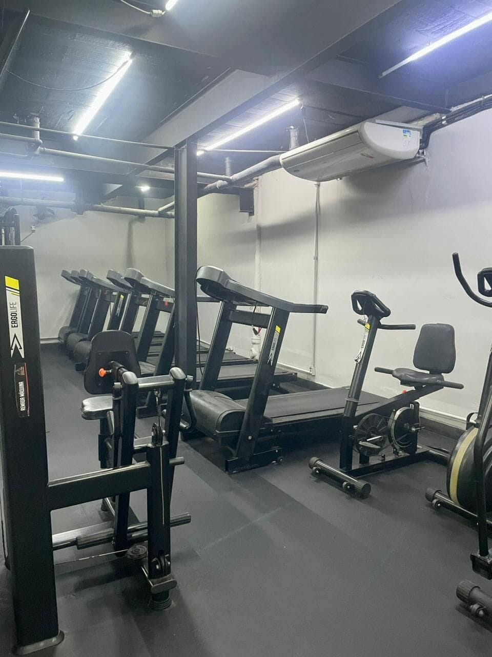 Academia completa e gratuita -- Academia moderna e bem equipada disponível gratuitamente para hóspedes, localizada a apenas 100 metros do Edifício Copan.