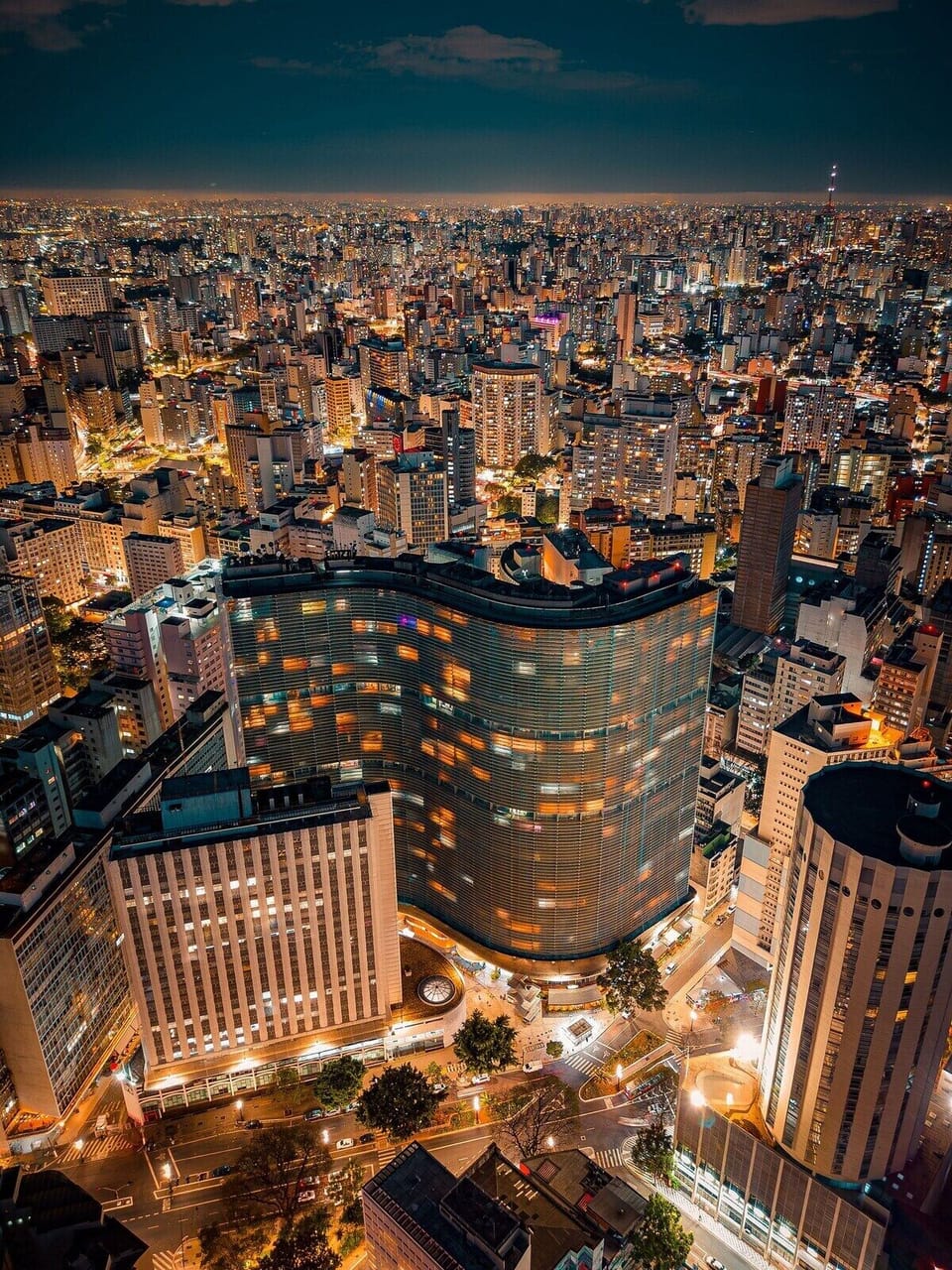 O prédio mais icônico de São Paulo -- O Copan é um símbolo arquitetônico da cidade. Dentro do edifício, você encontra lojas, restaurantes e uma galeria de arte.